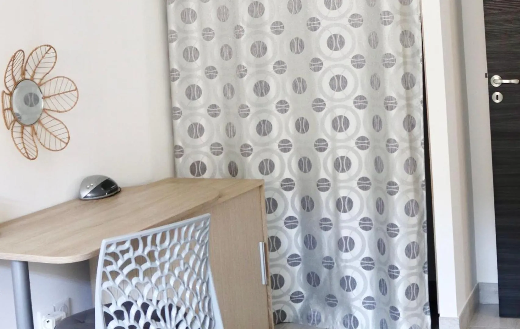 Appartement De 45 M2 En Rez-De-Villa Avec Jardin Йер