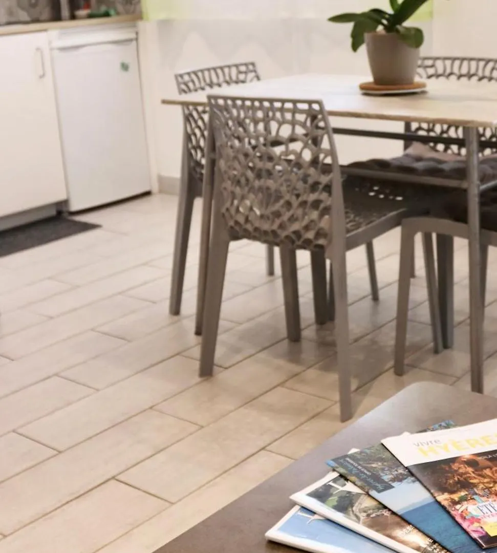 Appartement De 45 M2 En Rez-De-Villa Avec Jardin Йер